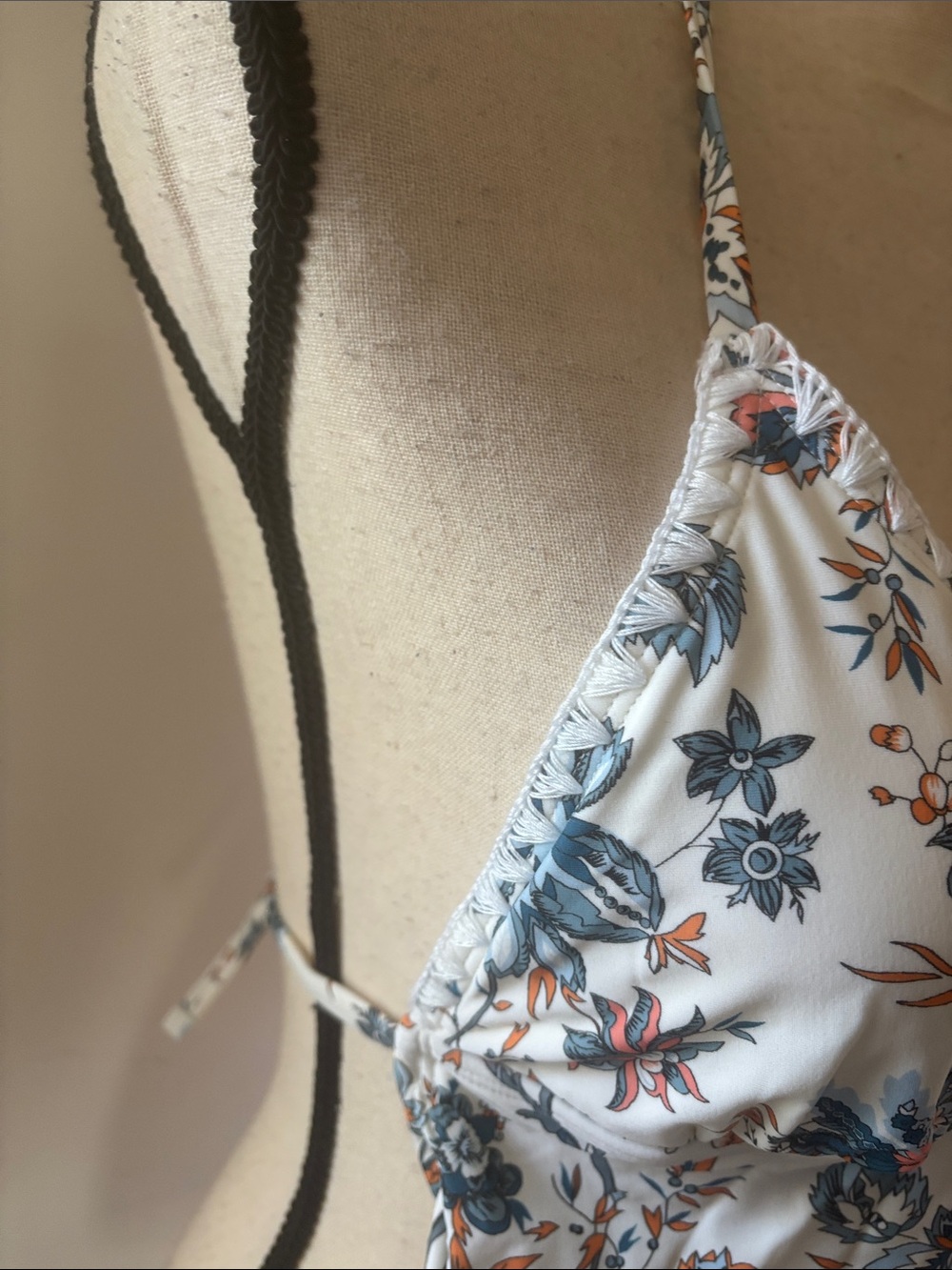 Cupshe stitch Floral Halter V-Neck Women’s Top in White - Picture 5 of 9